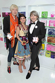 Helmut Schmid (Hair and Beauty Galerie), Marco Slavulj  (Hair and Beauty Galerie) mit Model Lisa Spitzauer Exklusiver Deutschland Launch des neuen Dufts, Bond No.9 Silver, in der Hair and Beauty Galerie München  am 11.05.2016  Foto:(c)BrauerPhotos/G.Nitschke